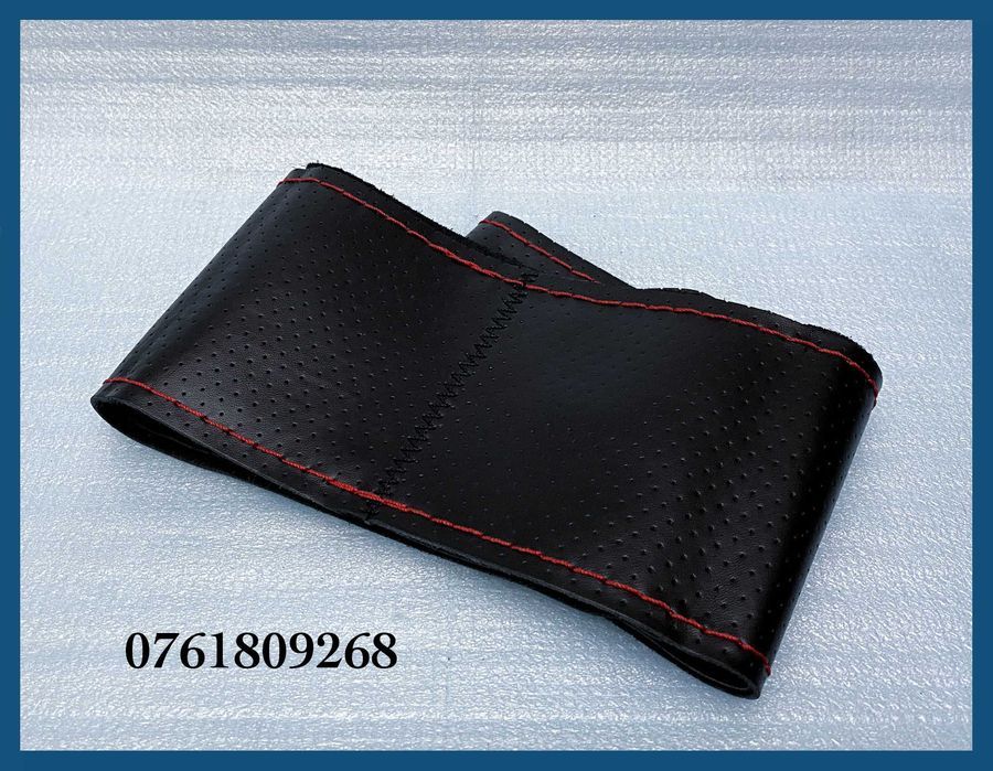 Husa volan piele naturala perforata neagra si cusatura rosie d=37/38cm