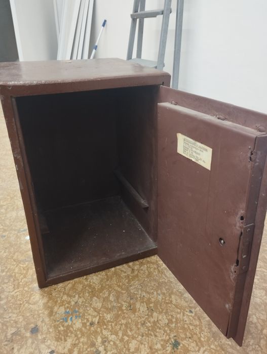 Метална, огнеупорна каса / сейф