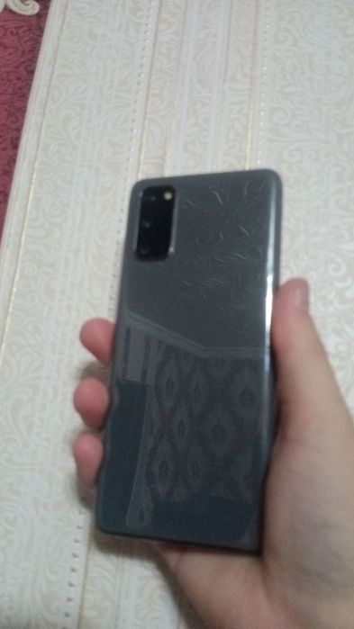 Прадаю/обмен  samsung s20