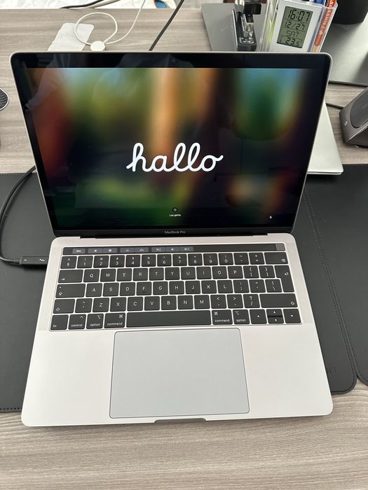 MacBook Pro 2.3GHz QuadCore Intel I5, 8GB, 512Gb SSD + Magic Mouse 2