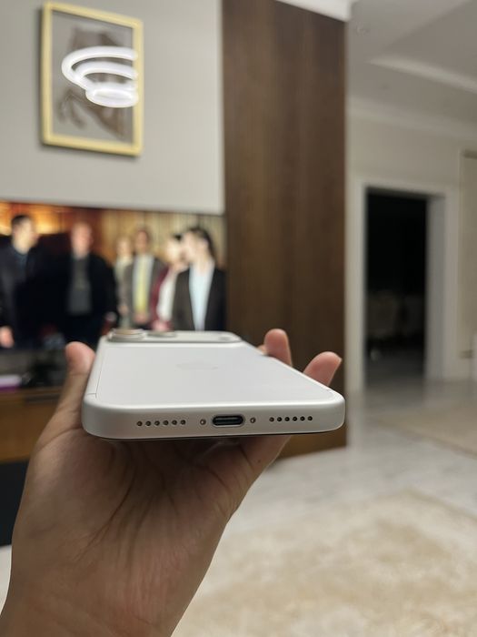 Продам iphone 17 pro max white