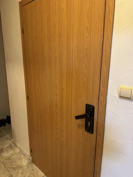 Шест интериорни и една външна метална врата