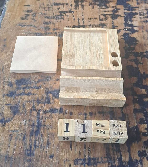 календар вечен с поставка за телефон 2 химикалки хартиено кубче бамбук