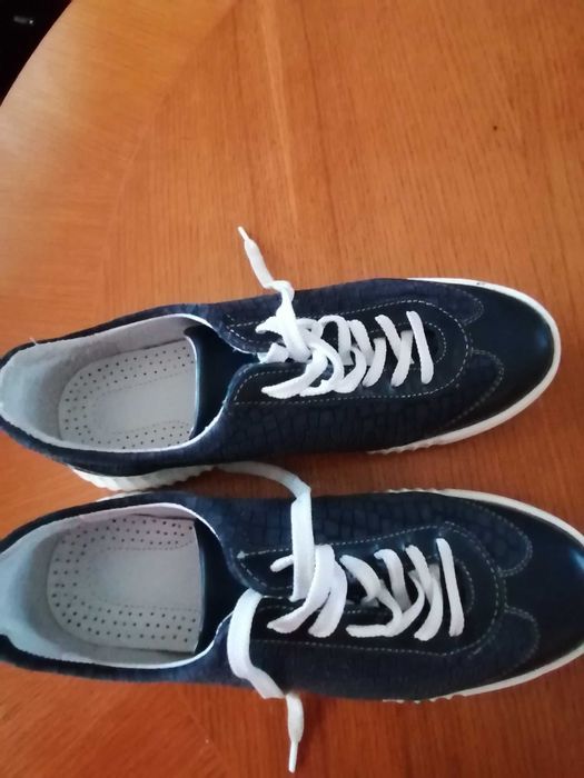 Спортни обувки за момиче.