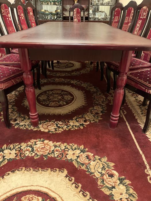 Стол и стуля гостиной