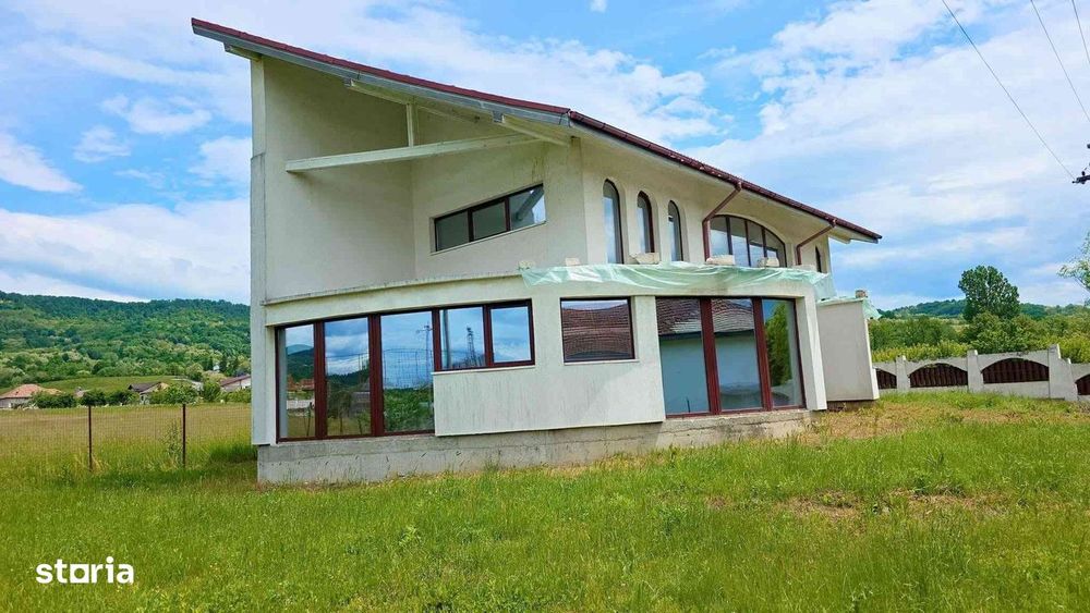 DE VÂNZARE! Proprietate Cu Arhitectură Unică Bunești Vâlcea 219.000 E