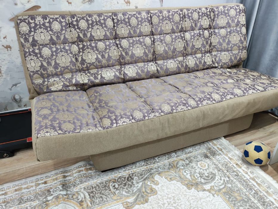 Продам диван для спальной или детской комнаты.