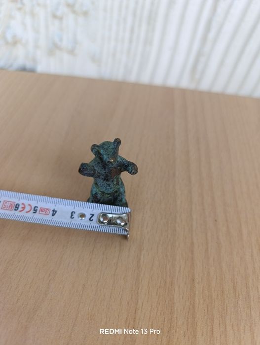 Рядка бронзова фигура на мече