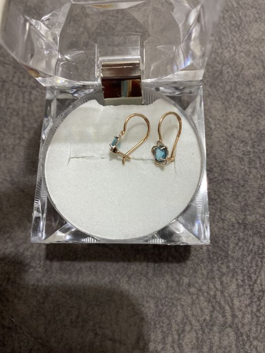 Золотые серьги.