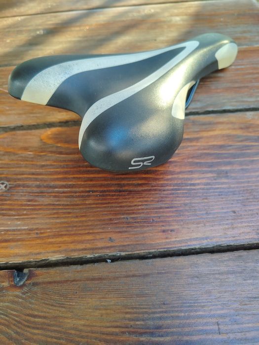 Șa de bicicleta Selle Royal; Șa de bicicleta cu gel; 2 cauciucuri  20' noi; casca.
