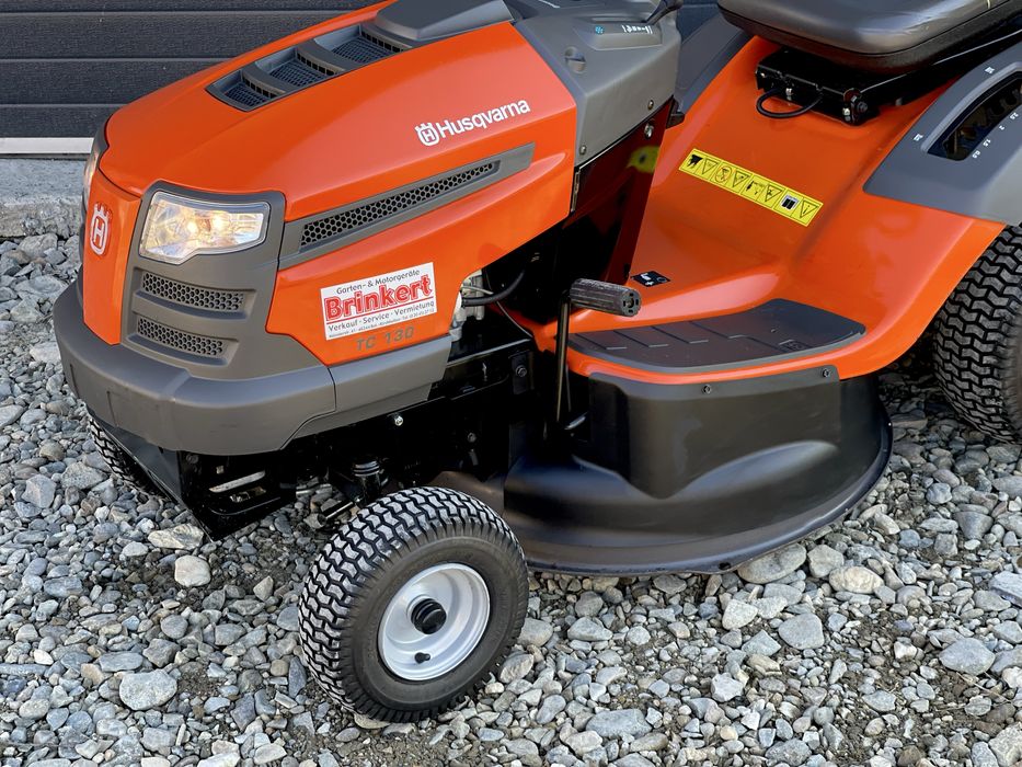 Tractoraș de tuns iarba/gazon Husqvarna TC 130 2014 / cu Coș pentru depozitare iarbă / 350cc / 12.5 cai  Recent adus !