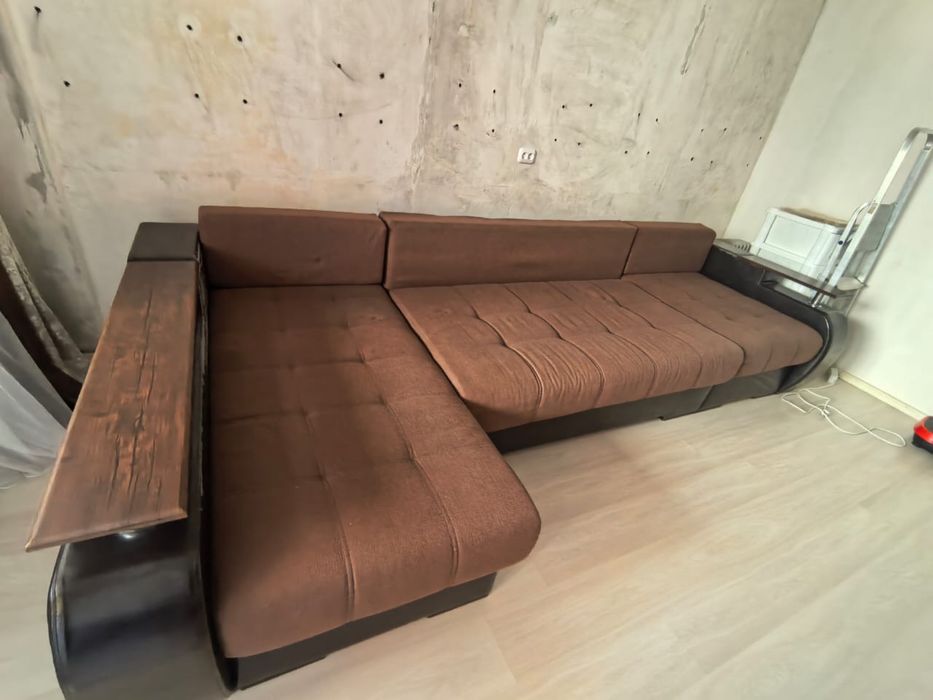 Диван коричневый