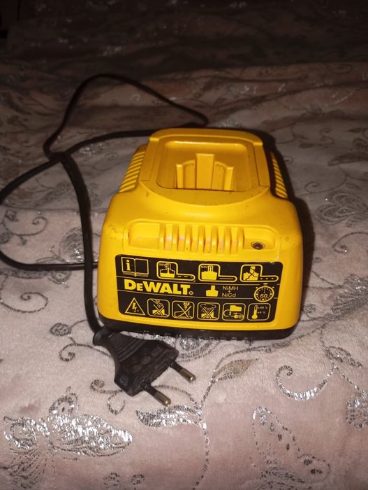 Зарядка на электроинструмент DeWALT