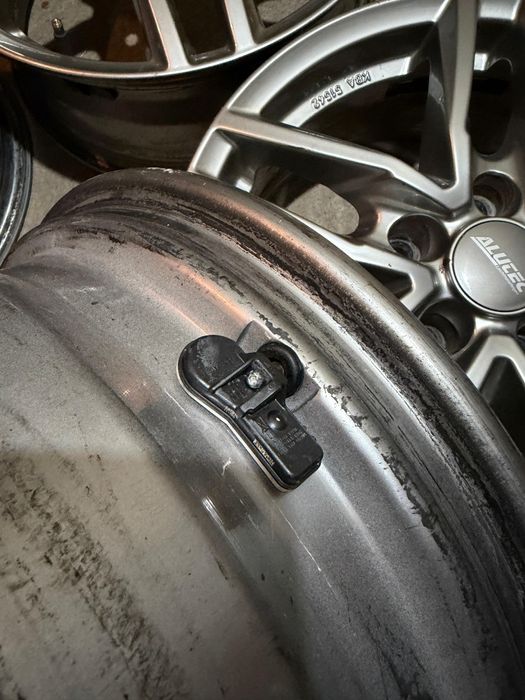 Jante aliaj 5x114.3 R16 și R17 și cauciucuri R16