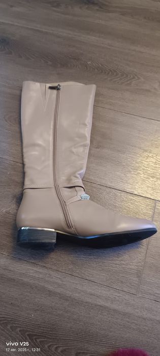 Продам кожаные сапоги Basconi