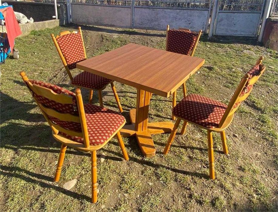 Scaune si mese din lemn masiv tapitate