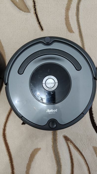 Robot aspirator iRobot Roomba  676 și 691