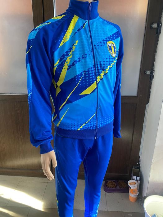 Vînd treninguri bărbătești, echipament fotbal, esarfe, fesuri.