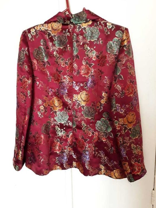 Женская одежда: костюм и блузки