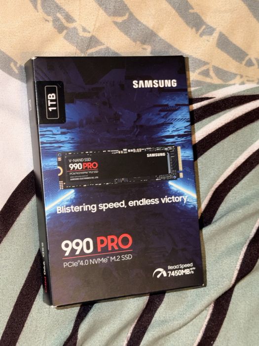 Vând Samsung 990 PRO 1TB PCIe 4.0 NVMe M.2 SSD.