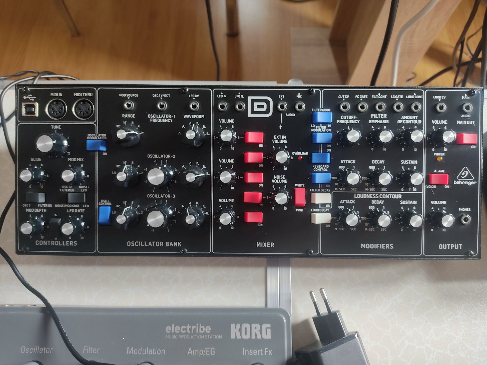 Behringer Model D Iasi • OLX.ro