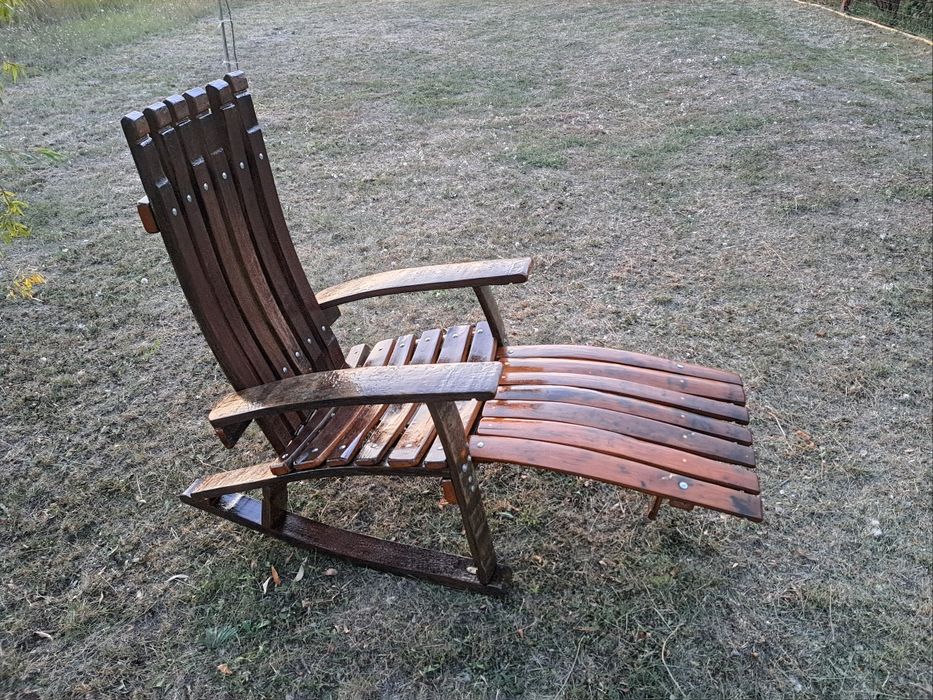 Scaun balansoar din doage de stejar .