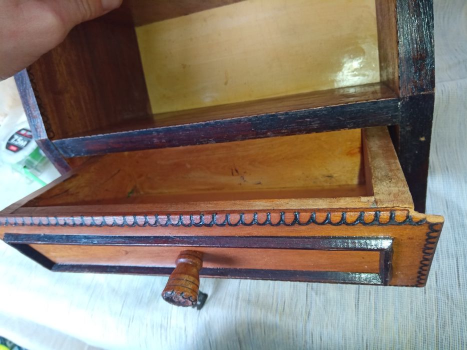 Стар дървен стенен шкаф с чекмедже