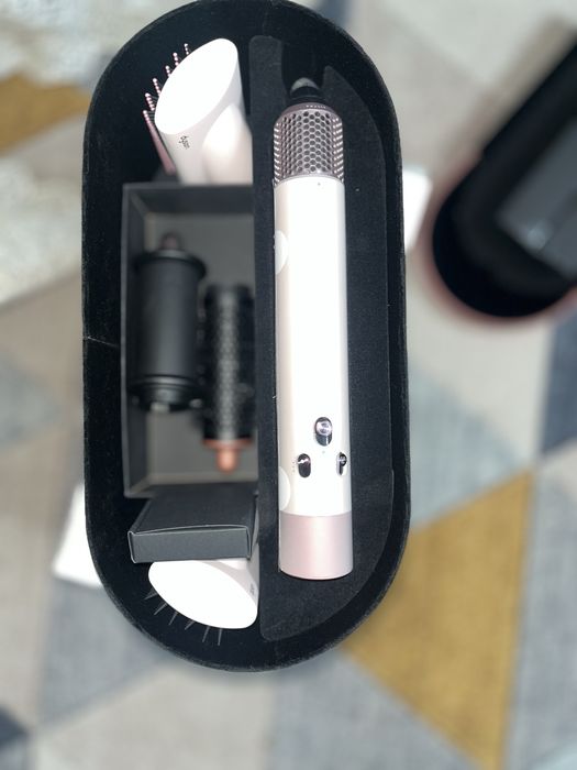 Фен dyson новая.