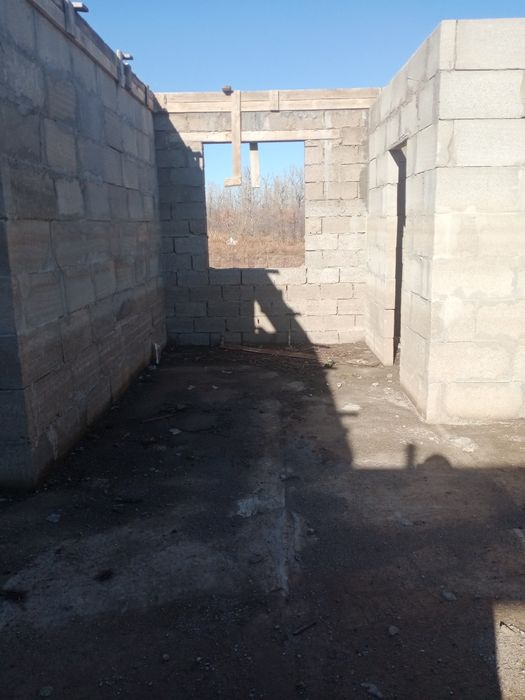 Участок с недостроенным домом