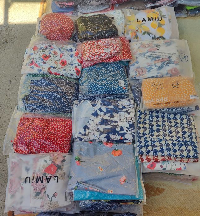 Vand marfă pentru targ, rochii , bluze si costume de baie !!!