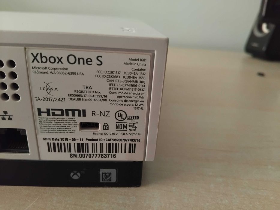 Xbox one S в комплект с 5 игри