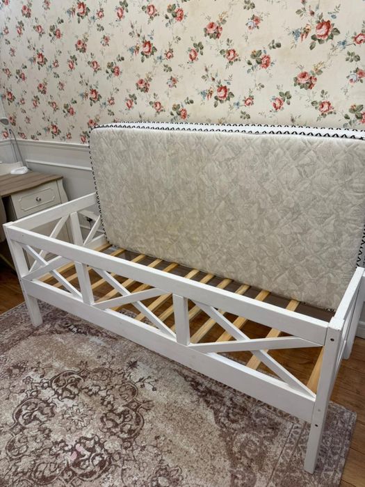 Кровать, натуральное дерево