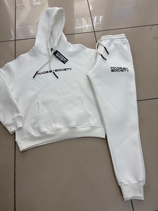 Trening de băieți . Made by society alb