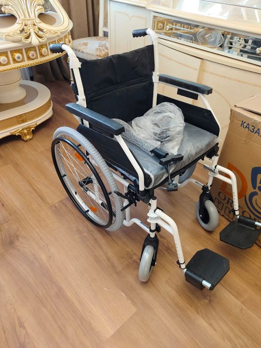 Инвалидное кресло-коляска.