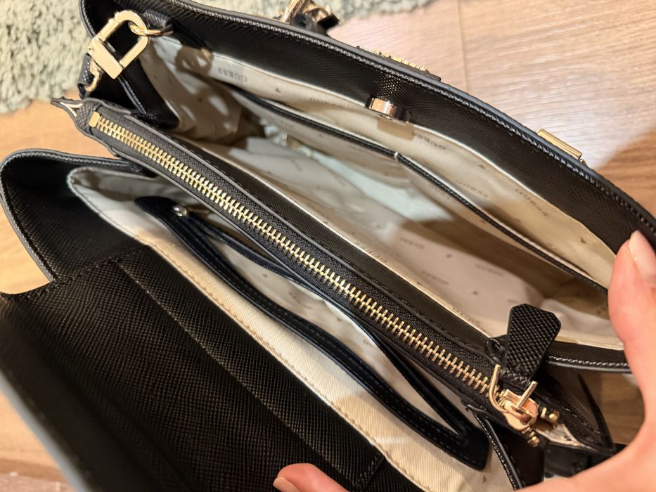 Чанта Guess чисто нова