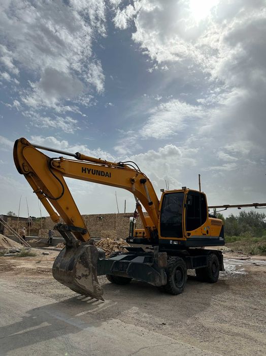 Экскаватор сотилади 59 000 y.e.