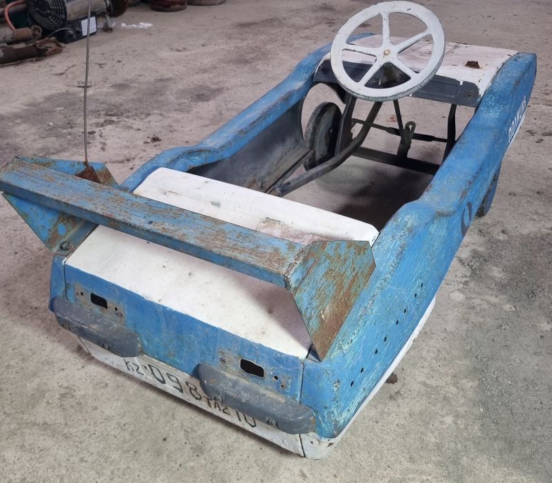 Педальная машинка