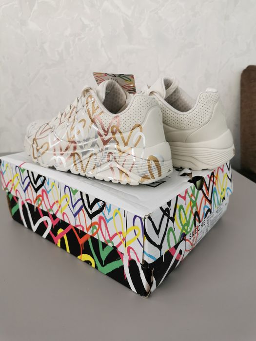 Продам новые кроссовки SKECHERS