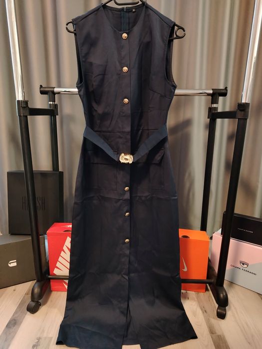 Тъмно синя рокля със златни копчета и колан