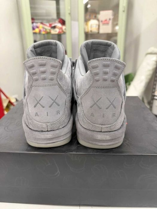 Sneakers Jordan4 Retro Kaws cu eticheta (nu Nike, Gucci, Adidas, Balenciaga)