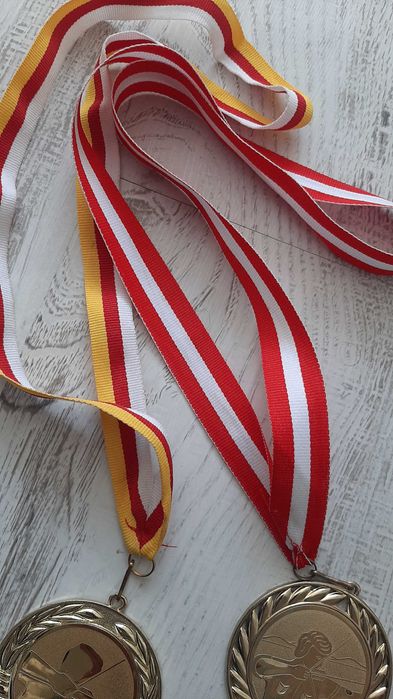 Златни медали от състезания по стрелба с лък