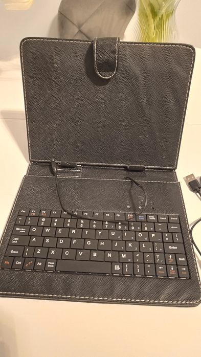 Pachet Tabletă 8 inch E-Boda Revo R80BT + Husă cu tastatură inclusă