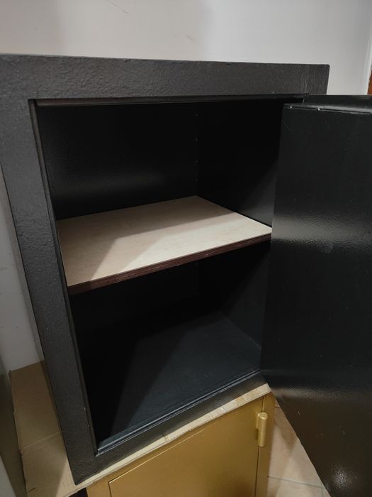 Продам новый металлический сейф!