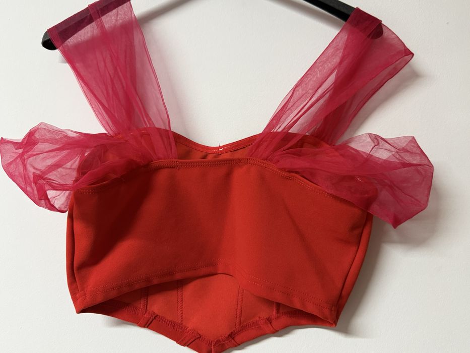 Червена блузка с тюлени ръкави