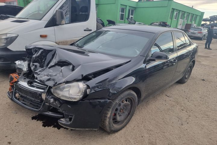 usa portiera stanga dreapta fata aripa fuzeta etrier planetara VW Jetta motor 1.6fsi Dezmembrez