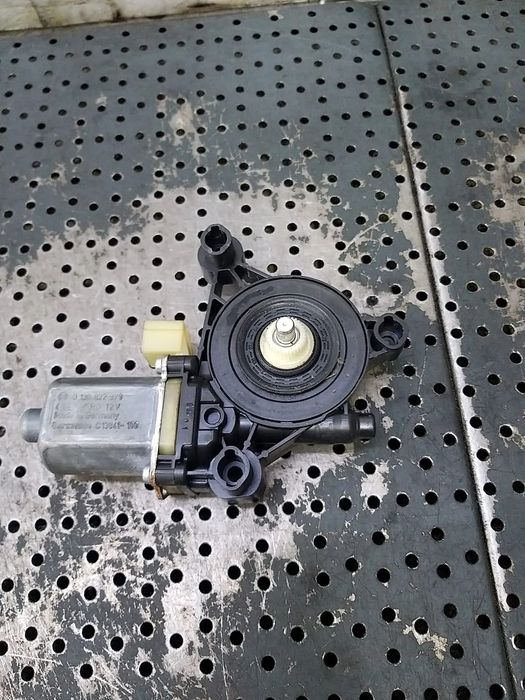 Motoras macara geam stanga fata vw golf 6 5k 0130822379 5q0959801b