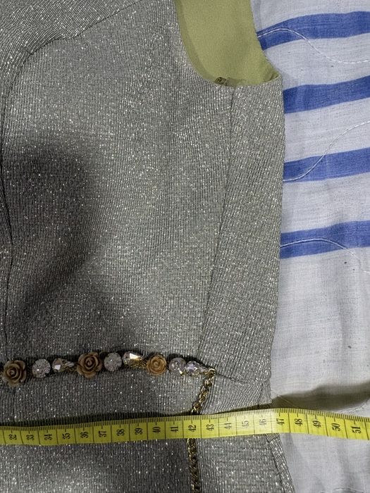 Rochie lungă de ocazie verde fistic cu sclipici, stil sirenă / gală
