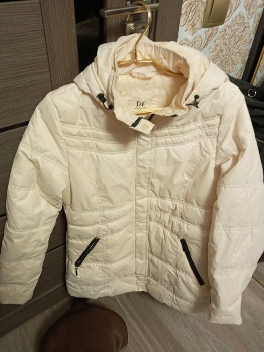 Женская куртка  светлая 44р