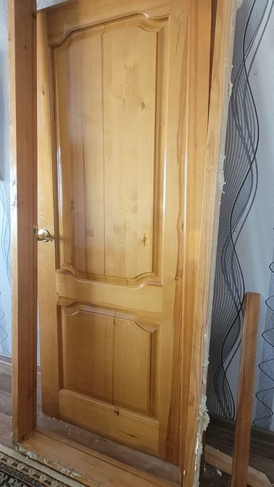 Продам деревянную дверь