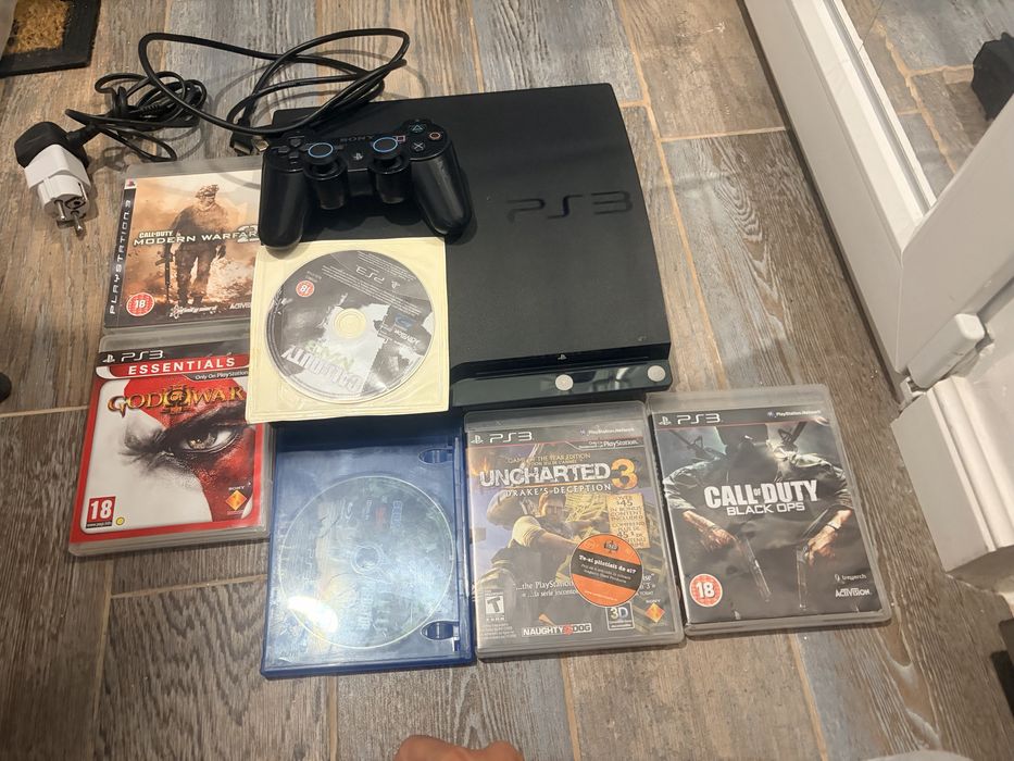 Ps 3 in stare perfecta cu toate cabluriel necesarw si nocurile din imagine